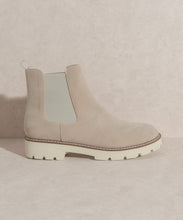 Load image into Gallery viewer, Chunky Sole Chelsea Boot
